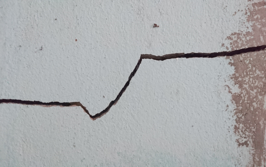 Wall with a horizontal crack